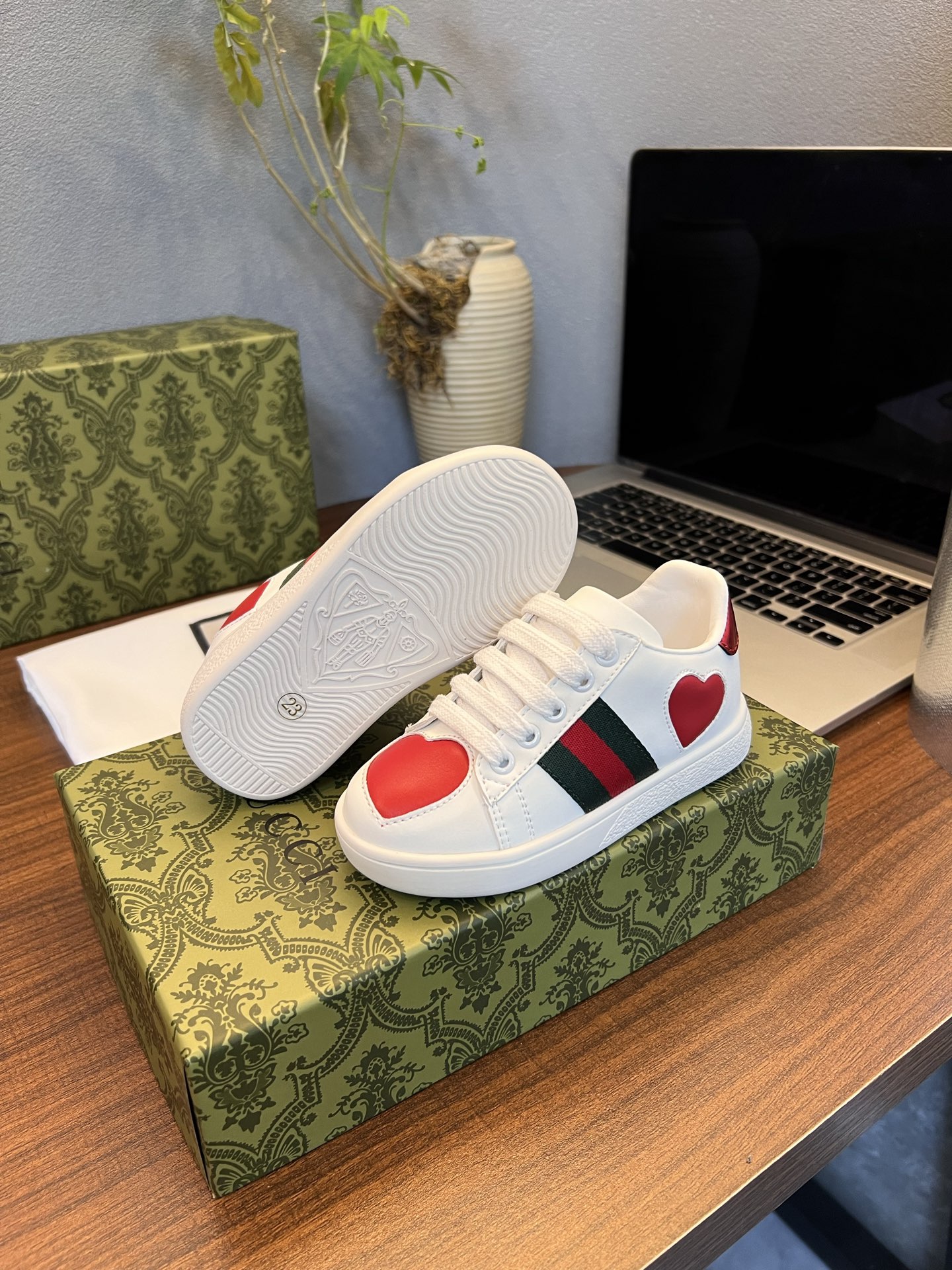 Children's shoes child